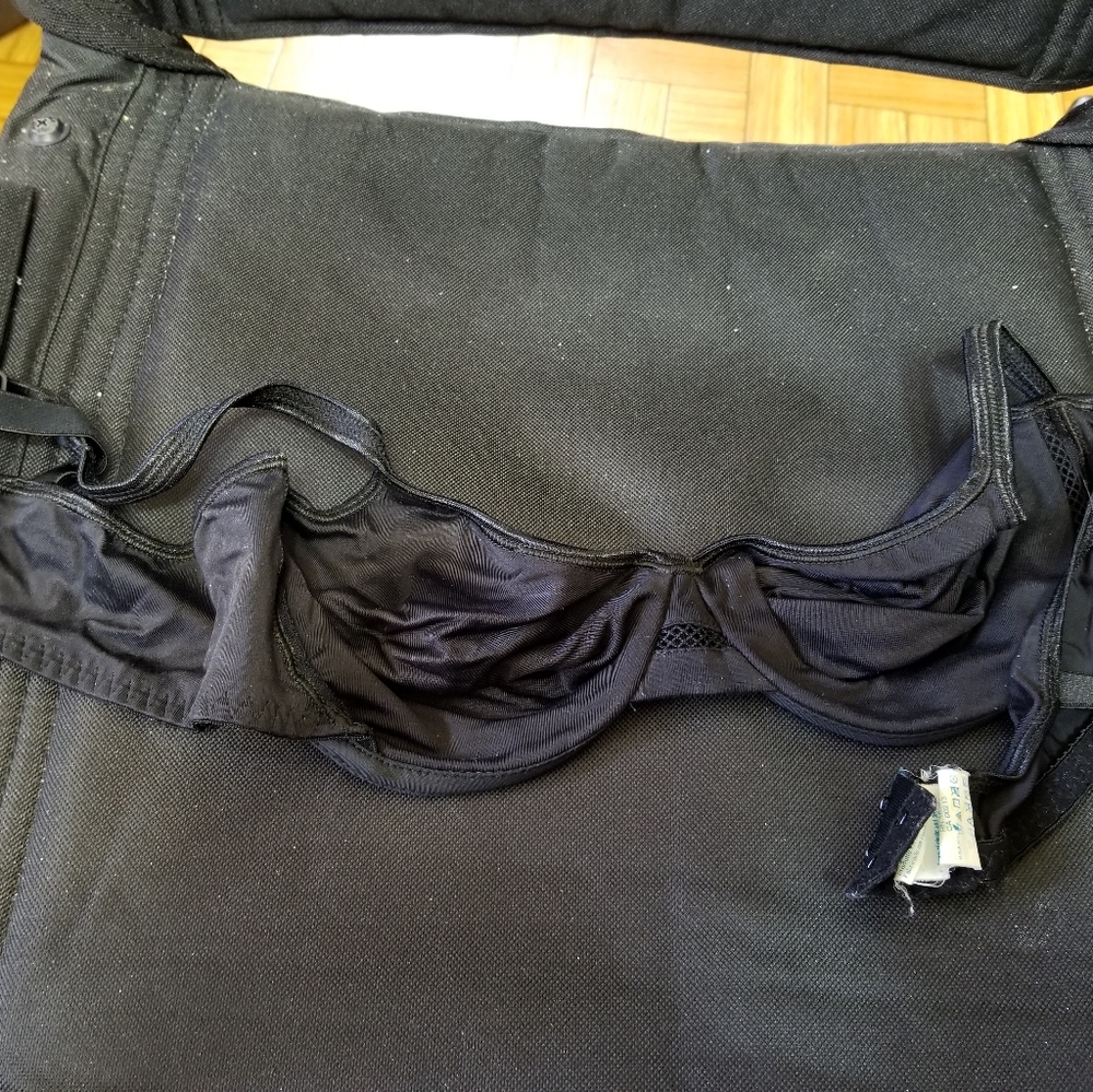 2 bras 38b selling together